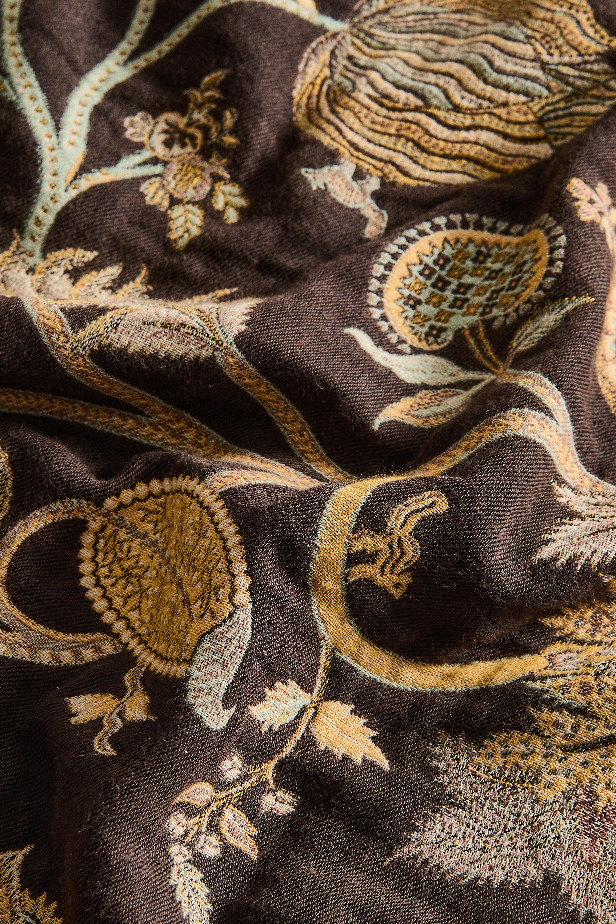 FLORAL JACQUARD BLANKET
